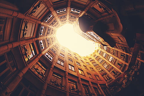 architettura, costruzione, infrastruttura, struttura, istituzione, appartamento, finestre, soleggiato, Inquadratura dal basso, struttura costruita, attrezzatura per l'illuminazione, luce del sole, illuminato, nessuno, in casa, giorno, lente fish-eye, storia, cielo, il passato, raggio di sole, riflesso lente, città, sospeso, soffitto, direttamente sotto, lampada elettrica, 4K, CC0, dominio pubblico, privo di copyright
