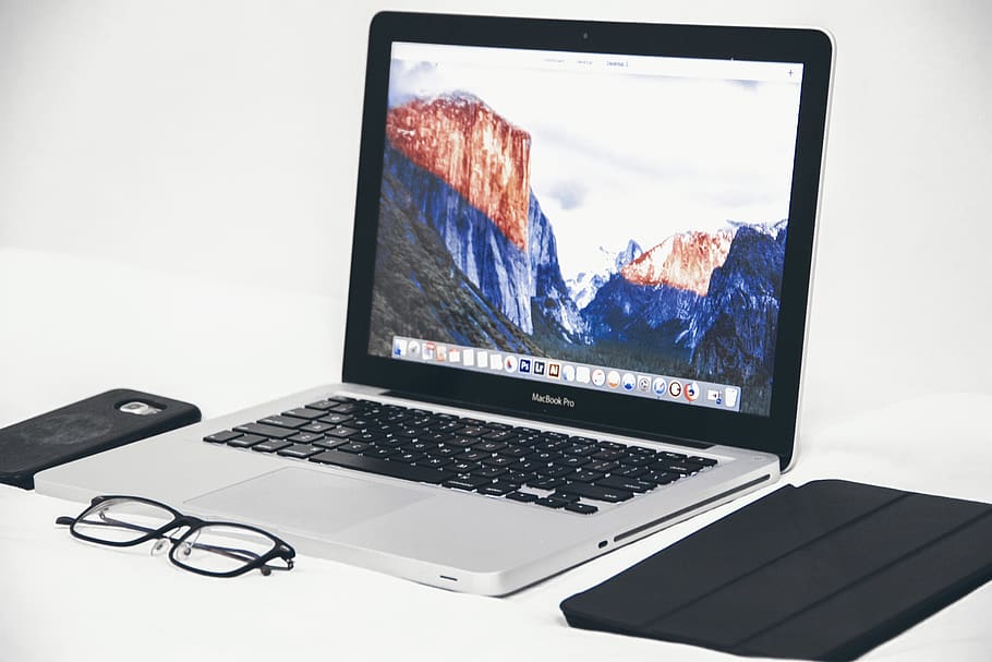 macbook air, accanto, occhiali, nero, inteligente, Astuccio, connessione, dati, scrivania, dispositivo, elettronica, attrezzatura, Internet, ipad, tastiera, il computer portatile, minimalismo, minimalista, tenere sotto controllo, ufficio, portatile, schermo, smartphone, tecnologia, sfondo, senza fili, posto di lavoro, spazio di lavoro, computer, comunicazione, tecnologia wireless, attrezzatura informatica, schermo del computer, nessuno, portabilità, rete di computer, sfondo bianco, comunicazioni globali, natura, in casa, gruppo di oggetti, computer fisso, girato in studio, vuoto, materiale elettrico, 2K