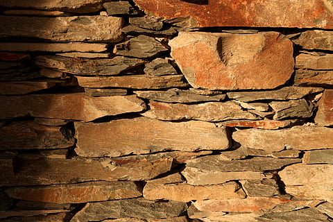 braune Steinmauer, Vollbild, Hintergründe, Wand, texturiert, keine Leute, Wandbau - Funktion, Muster, Backstein, Nahansicht, Tag, gebaute Struktur, die Architektur, Ziegelwand, braun, beschädigt, verwittert, geknackt, Rau, alt, draußen, Steinwand, Verschlechterung, 5K, CC0, gemeinfrei, lizenzfrei