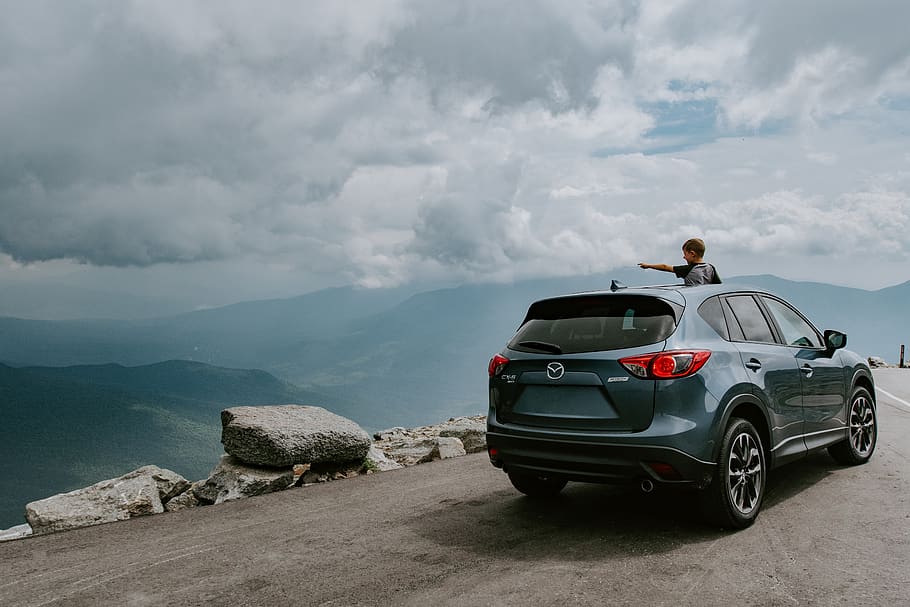 gris mazda suv, cotxe, suv, rock, transport, automòbil, vehicle, Mount Washington, Estats Units, cotxe esportiu, muntanya, boira, crossover, nen, coupe, jeep, a l'aire lliure, sòl, sorra, núvol, Estar atent, cel, núvol - cel, manera de transport, escenics - natura, bellesa a la natura, naturalesa, dia, vehicle terrestre, gent, escena tranquil·la, Serra, viatjar, escena no urbana, 2K