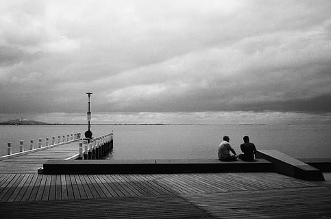 dock marrone, umano, persona, acqua, costruzione, passerella, ponte, lungomare, bacino, molo, porta, Australia, melbourne, alloggiamento, fotografia di strada, ringhiera, Casa, corrimano, persone, attività ricreative, cielo, mare, nuvola - cielo, natura, seduta, orizzonte, bellezza nella natura, scenics - natura, persone reali, all'aperto, panchina, uomini, giorno, rilassamento, struttura costruita, stili di vita, orizzonte sull'acqua, 2K, CC0, dominio pubblico, privo di copyright