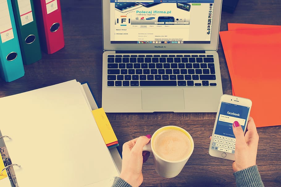 quadern, escriptori, treballar, oficina, negocis, comptable, comptabilitat, ordinador de negocis, MacBook, Mitjà de comunicació social, connexió, creació de xarxes, tecnologia, comunicació, tecnologia sense fils, taula, ordinador, mà humana, mà, dispositiu d’informació portàtil, celebració, persones reals, menjar i beguda, vista d’angle alt, una persona, beure, portàtil, part del cos humà, telèfon intel·ligent, estils de vida, telèfon mòbil, teclat, 4K