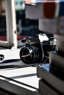nero, fotocamera pentax, ha aperto, finestra, tecnologia, temi fotografici, macchina fotografica - attrezzatura fotografica, telecamera, attrezzatura fotografica, obiettivo - strumento ottico, messa a fuoco selettiva, avvicinamento, in casa, in stile retrò, colore nero, Camera digitale, attrezzatura, cultura artistica e intrattenimento, nessuno, tavolo, natura morta, giorno, concentrarsi sulle conoscenze acquisite, fotocamera reflex, 5K, CC0, dominio pubblico, privo di copyright