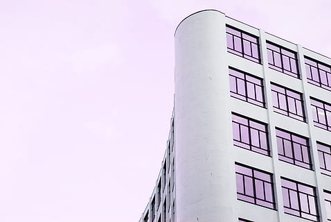 edificio in cemento bianco, costruzione, cielo, finestra, riflessione, urbano, città, all'aperto, rosa, design moderno, architettura, bristol, struttura costruita, moderno, esterno dell'edificio, Torre, scena urbana, facciata, edificio per uffici, grattacielo, attività commerciale, blu, industria di costruzioni, alto - alto, vetro - materiale, appartamento, paesaggio urbano, nessuno, distretto del centro, vita di città, Germania, quartiere residenziale, 4K, CC0, dominio pubblico, privo di copyright