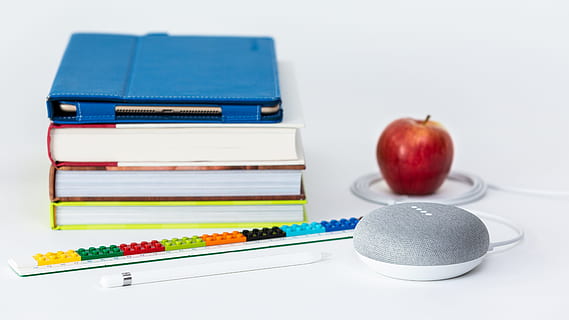 frutto della mela al miele, libri, gesso google home mini, inteligente, altoparlante, libro, Mela, righello, pila, mucchio, Lego, google home, Tech, tecnologia, scuola, imparare, scrivania, spazio di lavoro, cavo, assistente digitale, ipad pro, matita di mela, casa intelligente, genitorialità, formazione scolastica, pubblicazione, mangiare sano, mela - frutto, cibo, cibo e bevande, frutta, in casa, gruppo di oggetti, apprendimento, sfondo bianco, benessere, persone, girato in studio, attrezzatura, studiando, materiale scolastico, manuale, libro con copertina rigida, 4K, CC0, dominio pubblico, privo di copyright