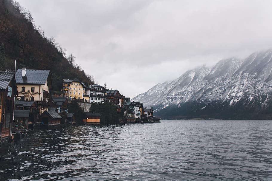 crear, poble, bosc, arbres, llacs, blues, blancs, zing, ze, hivern, vacances, fred, muntanyes, canviant d'humor, tons, wanderlust, aventura, explorar, Austràlia, hallstatt, muntanya, aigua, davant del mar, exterior de l'edifici, arquitectura, estructura construïda, cel, núvol - cel, edifici, naturalesa, Serra, bellesa a la natura, dia, escenics - natura, temperatura de fred, neu, transport, cap gent, a l'aire lliure, muntanya nevada, 5K