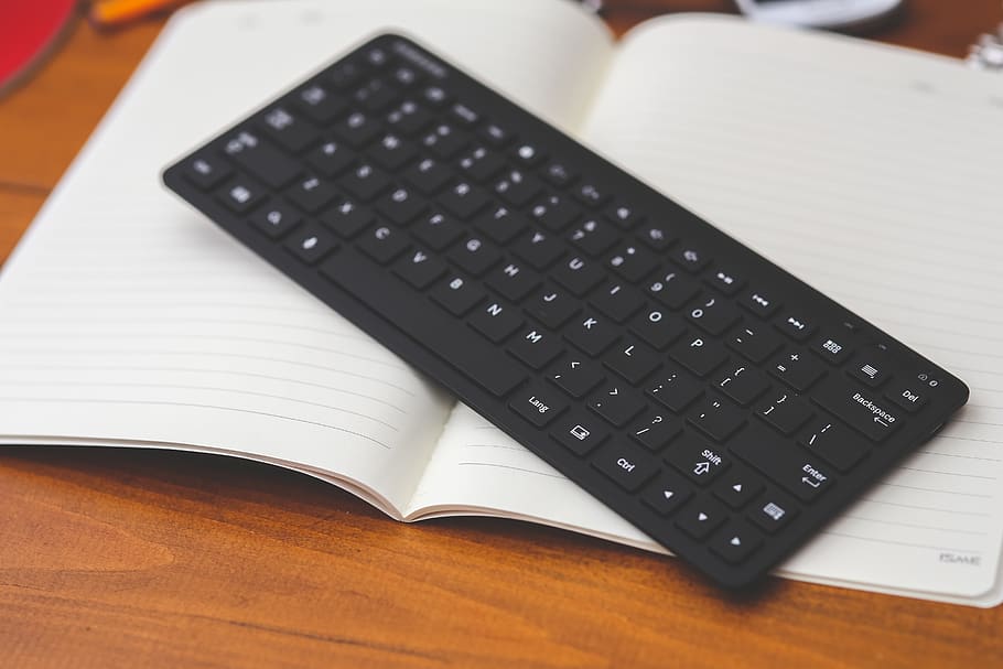 negre, escriptori, sense fils, teclat, nota, claus, Bloc de notes, notes, tecnologia, llibre, publicació, comunicació, taula, connexió, ordinador, tecnologia sense fils, a l'interior, educació, primer pla, portàtil, cap gent, vista d’angle alt, equips informàtics, teclat d’ordinador, bolígraf, centrar-se en primer pla, aprenentatge, estudiar, en blanc, 5K