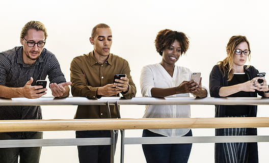 quattro, persona, pendente, grigio, recinto, detenzione, Telefono, cellulare, dati, dispositivi, digitale, europeo, espressione facciale, amici, amicizia, gadget, in casa, analizzare, cercare, guardare, uomini, mobile, persone, rotaia, smartphone, sorridente, in piedi, tecnologia, insieme, occidentale, senza fili, donne, tecnologia wireless, comunicazione, messaggistica testuale, smart phone, dispositivo di informazione portatile, connessione, usando il telefono, giovane adulto, giovani uomini, gruppo di persone, adulto, temi fotografici, vista frontale, invio, ricevente, 4K, CC0, dominio pubblico, privo di copyright