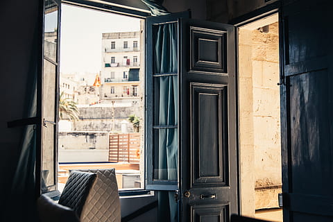 Malta, dentro, al di fuori, finestra, architettura, struttura costruita, esterno dell'edificio, giorno, vetro - materiale, nessuno, costruzione, trasparente, città, quartiere residenziale, all'aperto, Casa, Entrata, porta, Aperto, posto a sedere, luce del sole, sedia, appartamento, 5K, CC0, dominio pubblico, privo di copyright