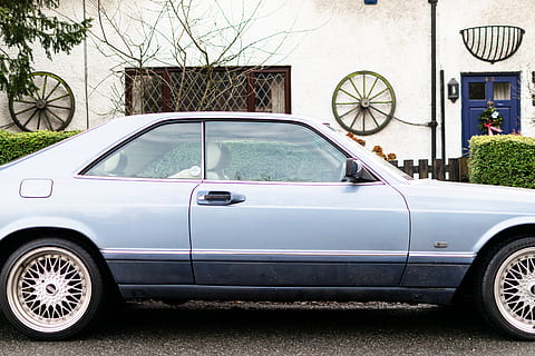 grå coupe, dæk, hjul, maskine, transportmidler, automobil, køretøj, bil, talte, legeringshjul, bilhjul, cykel, person, human, sportsvogn, coupe, hjulkapsel, koblingshjul, gear, hjem indretning, motor køretøj, transportform, land køretøj, arkitektur, by, bygning udvendig, bygget struktur, dag, vej, ingen mennesker, stationær, træ, gade, plante, parkering, udendørs, rejse, natur, 5K, CC0, offentligt domæne, royaltyfrie