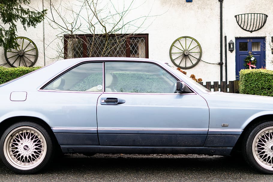 grå coupe, dæk, hjul, maskine, transportmidler, automobil, køretøj, bil, talte, legeringshjul, bilhjul, cykel, person, human, sportsvogn, coupe, hjulkapsel, koblingshjul, gear, hjem indretning, motor køretøj, transportform, land køretøj, arkitektur, by, bygning udvendig, bygget struktur, dag, vej, ingen mennesker, stationær, træ, gade, plante, parkering, udendørs, rejse, natur, 5K