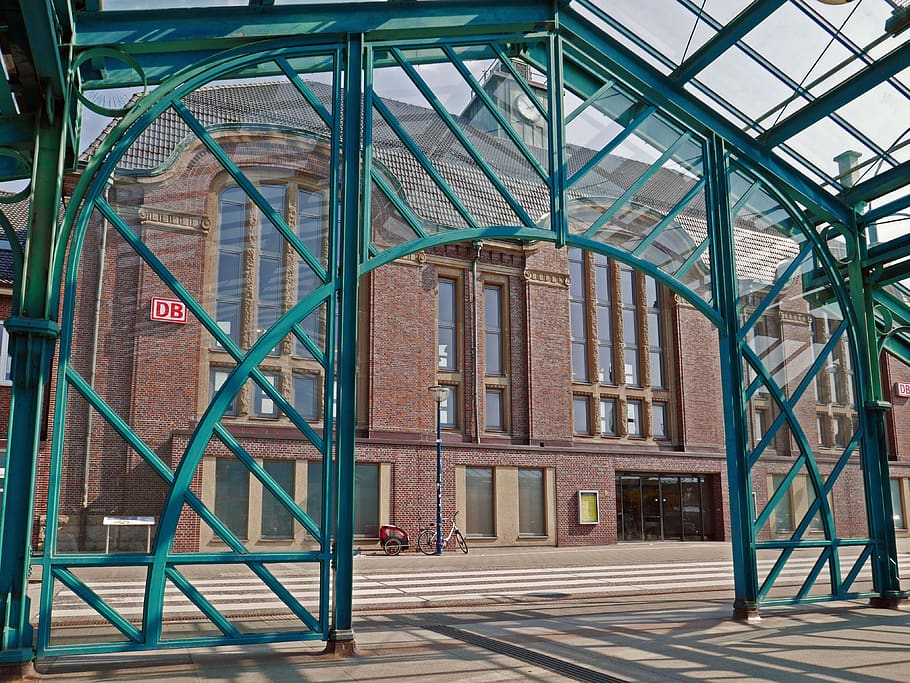 bremerhaven, hbf, accés, entrada, passatge, vestíbul, botigues, gastronomia, passeig, construcció d’estació, ferrocarril, deutsche bahn, estació central, arquitectura, estructura construïda, metall, dia, cap gent, edifici, porta, exterior de l'edifici, llum solar, naturalesa, a l'aire lliure, buit, escala, material de fusta, seguretat, patró, tancat, protecció, absència, sostre, 4K