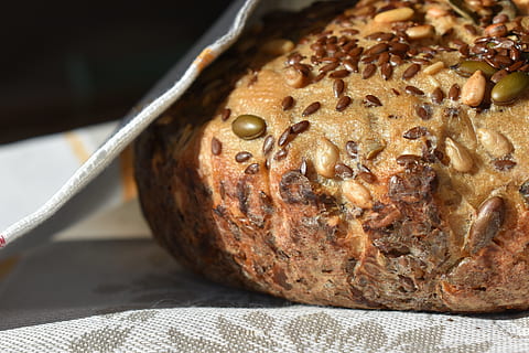 Brot, frisch, backen, köstlich, gesund, knusprig, Brotkruste, Essen, Backwaren, Snack, gebacken, Lebensmittel, Grundnahrungsmittel, Bauernbrot, Bäcker, Leinsamen, Korn, Vollkorn, Essen und Trinken, Frische, Nahansicht, drinnen, gesundes Essen, Stillleben, Wohlbefinden, Fokus auf den Vordergrund, keine Leute, hausgemacht, Trockenobst, Rosine, fertig für den Verzehr, Süßes Essen, getrocknetes Essen, Tabelle, Obst, Versuchung, Tischmesser, 5K, CC0, gemeinfrei, lizenzfrei