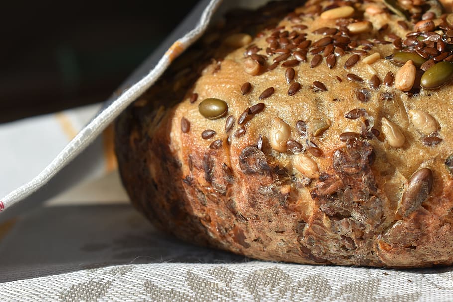 pa, fresc, enfornar, deliciós, saludable, cruixent, crosta de pa, menjar, productes al forn, berenar, al forn, aliment bàsic, pa de pagès, forner, llavor de lli, gra, blat sencer, menjar i beguda, frescor, primer pla, a l'interior, alimentació saludable, natura morta, benestar, centrar-se en primer pla, cap gent, casolà, Fruits secs, pansa, llest per menjar, menjar dolç, aliments secs, taula, fruita, temptació, ganivet de taula, 5K