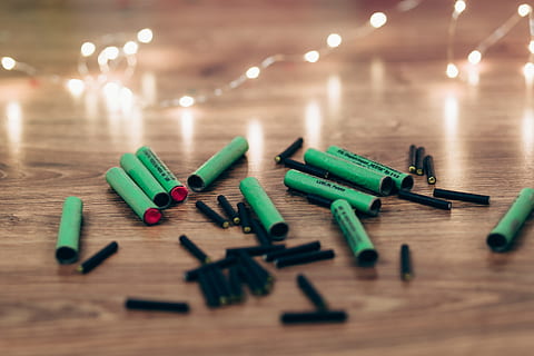 grøn, plast, materiale, afspejling, indendørs, træ - materiale, selektiv fokusering, grøn farve, tæt på, bord, belyst, ingen mennesker, multi farvet, stor gruppe af objekter, valg, variation, gulve, fokus på forgrunden, belysningsudstyr, lys - naturligt fænomen, træ, kreativitet, stilleben, lys, 4K, CC0, offentligt domæne, royaltyfrie