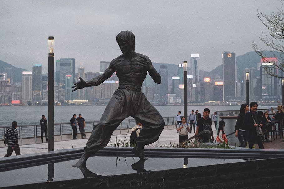 bruce lee statue, grup de persones, arquitectura, persones reals, ciutat, estructura construïda, exterior de l'edifici, homes, cel, naturalesa, estils de vida, multitud, gran grup de persones, activitat d'oci, vida de ciutat, dones, aigua, art i artesania, escultura, barana, paisatge urbà, a l'aire lliure, exterior d’edifici d’oficines, gratacels, 5K