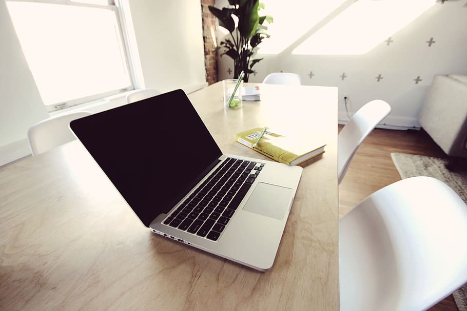 macbook, laptop, počítač, technologie, kancelář, podnikání, lavice, stůl, židle, rezervovat, bezdrátové technologie, uvnitř, nábytek, nikdo, spojení, sdělení, den, dřevo - materiál, vysoký úhel pohledu, domácí interiér, slunečního světla, stálý život, dřevo, moderní, 4K