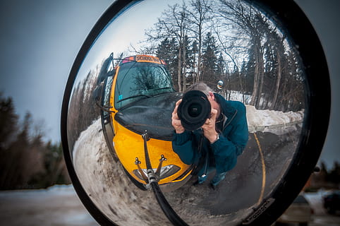 bus, schoolbus, wijde hoek, mensen, mode, levensstijl, school-, vervoer, vervoer-, geel, technologie, selfie, winter, reflectie, boom, echte mensen, vrijetijdsbesteding, koude temperatuur, sneeuw, een persoon, levensstijlen, fotografie thema's, natuur, mannen, dag, portret, spiegel, activiteit, fotograferen, kleding, warme kleding, buitenshuis, 4K, CC0, publiek domein, royaltyvrij