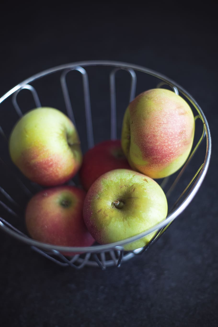 pomes a la safata, fruita, menjar, erlangen, Alemanya, flora, produir, planta, poma, autosuficient, auto servei, crua, orgànic, nutrient, natural, tovalló, cabina baixa, falta de definició, sucós, saludable, salut, alimentació saludable, menjar i beguda, frescor, benestar, fruita de poma, natura morta, a l'interior, primer pla, grup d'objectes, cap gent, contenidor, vista d’angle alt, bol, taula, vermell, color verd, tir de l'estudi, madur, fons negre, 5K
