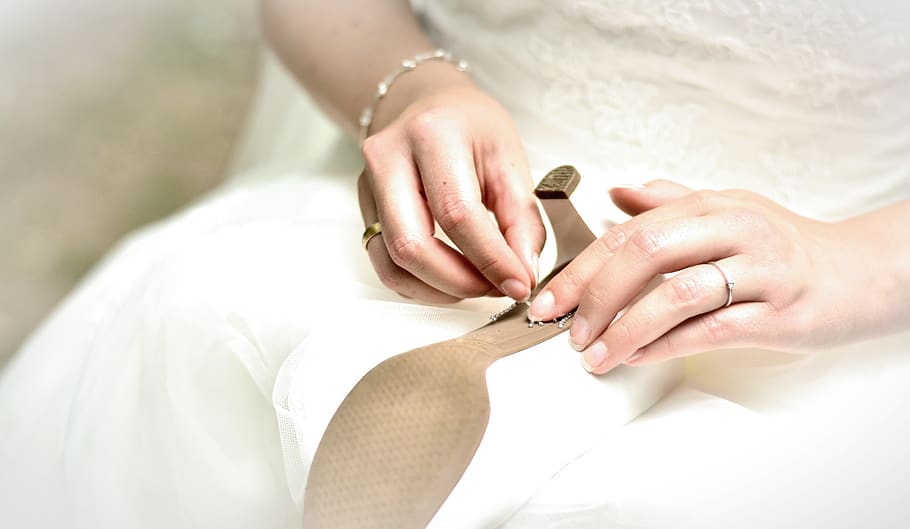 Hände, Braut, Oberer, höher, Hochzeit, Frau, heiraten, Weiß, Glück, Liebe, Romantik, menschliches Körperteil, frisch verheiratet, Erwachsene, menschliche Hand, Ring, Hochzeitskleid, Hand, Veranstaltung, Schmuck, Feier, Mittelteil, Lebensereignisse, weiße Farbe, verheiratet, Hochzeitsring, Körperteil, Zeremonie, Nagel, Hochzeitszeremonie, Mode, Finger, Paar - Beziehung, positive Emotionen, Blume, 5K