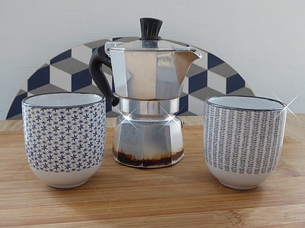 moka, caffe, in casa, tavolo, natura morta, caffettiera, cibo e bevande, nessuno, apparecchio, avvicinamento, bere, contenitore, caffè, attrezzature domestiche, caffè - bevanda, cibo, rinfresco, caratteristica della parete, utensile da cucina, casa, pavimentazione, color argento, acciaio, mixer elettrico, 4K, CC0, dominio pubblico, privo di copyright