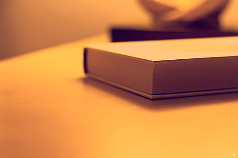 zavřená kniha, rozmazat, detail, dokument, soustředit se, uvnitř, učení se, světlo, stránka, stálý život, studie, úspěch, dřevo, nikdo, studio shot, jeden objekt, box, zásobník, kontejner, stůl, vydání, vzdělání, rezervovat, box - kontejner, zaměřit se na popředí, kopie prostor, dřevo - materiál, dva objekty, barevné pozadí, šperkovnice, luxus, 5K, CC0, veřejná doména, bez autorských práv