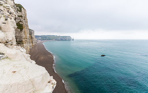 montanha do litoral, penhasco, ao ar livre, França, agua, etretat, oceano, natureza, mar, costa, de praia, panorama, formação, areia, ilha, horizonte, promontório, cenário, azul, azul profundo, scenics - natureza, beleza na natureza, cena tranquila, Rocha, tranquilidade, rock - objeto, terra, sólido, dia, formação rochosa, cena não urbana, céu, nuvem - céu, visão de alto ângulo, ninguém, horizonte sobre a água, costa rochosa, turquesa colorida, corroído, 4K, CC0, domínio público, royalty free