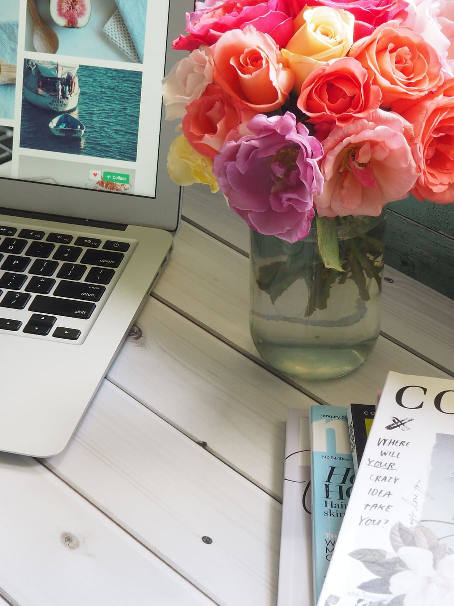 composizione floreale a colori assortiti, chiaro, vaso di vetro, accanto, il computer portatile, connessione, scrivania, elettronica, fiori, ufficio a casa, in casa, Internet, rivista, tenere sotto controllo, ufficio, Rose, tecnologia, vaso, lavoro, posto di lavoro, fiore, pianta fiorita, tavolo, computer, pianta, comunicazione, freschezza, bellezza nella natura, nessuno, tecnologia wireless, libro, natura, pubblicazione, avvicinamento, tastiera, testa di fiore, composizione floreale, 4K