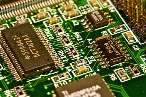 Chip, Tafel, Computer, pc, Makro, Detail, Nahansicht, Prozessor, Transistor, Elektronik, Technologie, selektiver Fokus, Kommunikation, Computerchip, keine Leute, Leiterplatte, drinnen, Elektronik-Industrie, grüne Farbe, Komplexität, High Angle View, Text, Verbindung, Stillleben, Vollbild, Hauptplatine, Computerausrüstung, Hintergründe, elektrische Komponente, 4K, CC0, gemeinfrei, lizenzfrei