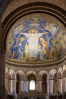 inuti katedralstrukturen, arkitektur, byggnad, kyrka, altare, paris, frankrike, absiden, sacre coeur basilica, båge, katedral, dyrkan, mosaik-, person, mänsklig, ängel, himmelskt, franska, Jesus, basilika, ändra, byggd struktur, plats för dyrkan, religion, tro, inomhus, andlighet, resmål, lågvinkelvy, tak, konst och hantverk, mural, inget folk, arkitektonisk kolumn, fresk, utsmyckad, glas, 5K, CC0, offentligt domän, royaltyfria