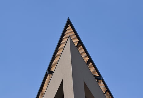 arquitetura, triângulo, céu, céu limpo, estrutura construída, forma triangular, azul, visão de baixo ângulo, forma, ninguém, copie o espaço, natureza, exterior do edifício, dia, construção, forma geométrica, ao ar livre, desenhar, alto - alto, torre, seção alta, 5K, CC0, domínio público, royalty free