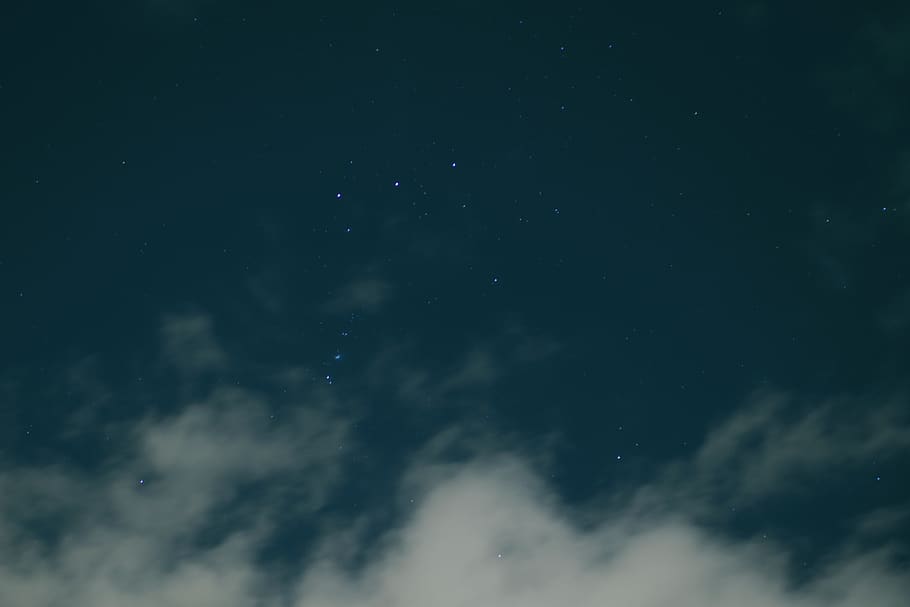 cel blau clar, naturalesa, a l'aire lliure, nit, univers, astronomia, cel estrellat, espai exterior, espai, cel, estrella, fosc, núvol, centelleig, llum, flamarada, muntanya, esfera, aventura, activitats de lleure, vista d’angle baix, núvol - cel, bellesa a la natura, tranquil·litat, cap gent, estrella - espai, escenics - natura, fons, marc complet, escena tranquil·la, camp estel·lar, infinit, idíl·lic, meteorologia, 5K