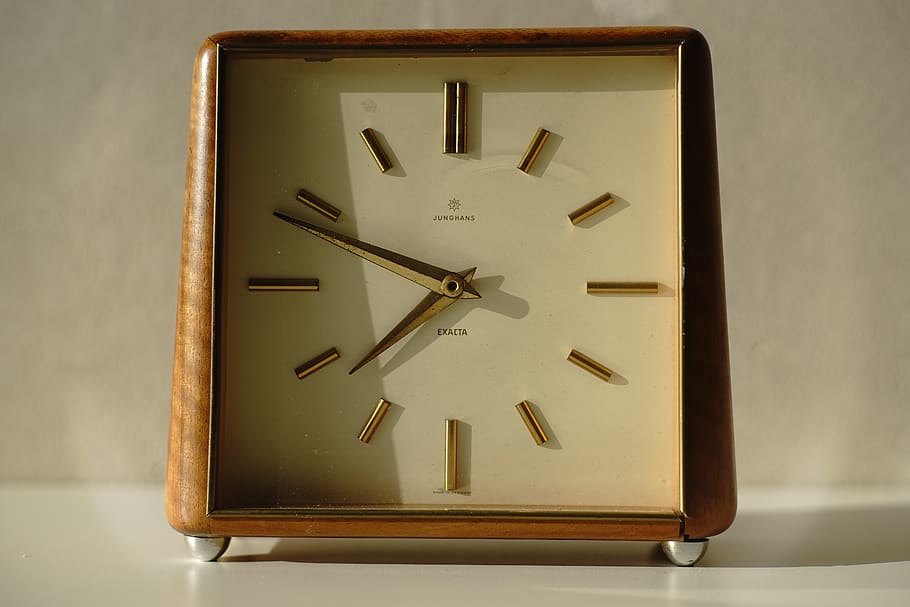 rellotge, veure, junghans, marcar, metre, fusta, analògic, natura fixa, encara, temps, temps d'execució, taula, decoració, disseny, disseny de rellotge, disseny de rellotges, interior, disseny d'interiors, decoració de la llar, decoració de taula, a l'interior, instrument del temps, cap gent, funció de construcció de parets, rellotge de mà, nombre romà, rellotge de paret, forma, sol objecte, nombre, natura morta, Minuta, forma geomètrica, material de fusta, precisió, primer pla, 5K