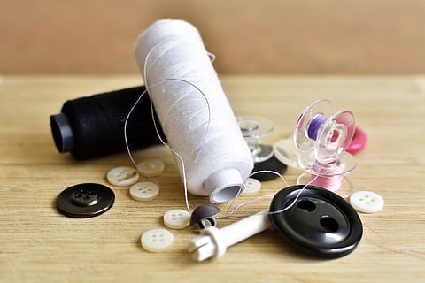 iplik, buton, dikiş, dikmek, renkli, zanaat, terzilik, tuhafiye, kumaş, moda, hobi, içeriye, ahşap malzeme, tablo, kapatmak, makara, yüksek açılı görünüş, dikiş kalemi, Tekstil, Sanat ve zanaat, natürmort, insansız, yaratıcılık, seçim, iğne, döşeme, ahşap, seçici odak, 5K, CC0, kamu malı, telif ücretsiz