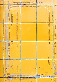 rajola, catifa, patró, finestra, a l'interior, mosaic, art, paret, pis, presó, habitació, bany, esfera, lavabo, prestatge, gota, pica, text, alfabet, collage, groc, marc complet, fons, funció de construcció de parets, cap gent, textura, estructura construïda, arquitectura, primer pla, repetició, en fila, dia, sòls, metall, exterior de l'edifici, disseny, forma, a l'aire lliure, 2K, CC0, domini públic, lliure de regalies