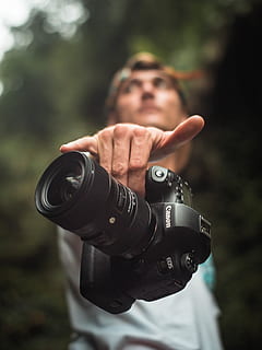 zwart, Canon eos camera, elektronica, camera, persoon, menselijk, foto, fotografie, camera lens, vinger, digitale camera, videocamera, band, fotograaf, toetsenbord, vuurscherm, meubilair, scherm, computer hardware, hardware, computer, een persoon, focus op de voorgrond, portret, kijkend naar de camera, bezit, vooraanzicht, echte mensen, camera - fotografische apparatuur, jonge volwassene, technologie, fotografie thema's, dag, staand, fotografische apparatuur, bezetting, mannen, activiteit, wapen, jonge mannen, 4K, CC0, publiek domein, royaltyvrij