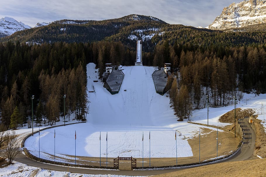grøn, fyrretræer landskab, træ, plante, natur, Italien, udendørs, sport, abies, gran, vand, vinter, vegetation, bygning, sne, landskab, is, piste, ski jump, historie, olympiske Lege, kold temperatur, bjerg, skønhed i naturen, dag, scenics - natur, ingen mennesker, ikke-urbane scene, ro, rolig scene, himmel, jord, sky - himmel, dækker, snedækket bjerg, 5K