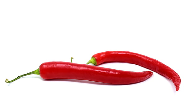 Peperoni, rot, essbar, Scharf, Schoten, Schärfe, Pfeffer, Lebensmittel, feurig, Gemüse, Farbe, Pepperonipfeffer, Feuer, Chili-Pfeffer, Studioaufnahme, Essen und Trinken, rote Chilischote, würzen, weißer Hintergrund, Frische, drinnen, Pfeffer - Gemüse, ausgeschnitten, Nahansicht, Zutat, Chili, Hitze - Temperatur, keine Leute, Gruppe von Objekten, jalapeno-Chilischote, reif, 5K, CC0, gemeinfrei, lizenzfrei