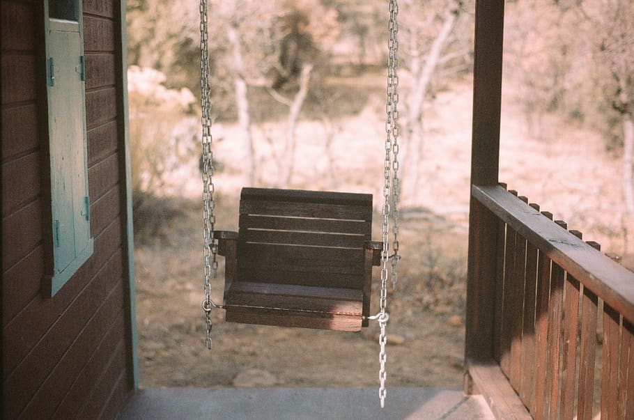 swing, joguina, zona de jocs, parc infantil, fusta, planta, fruita, menjar, caqui, produir, alimentador d'ocells, porxo, zona de jocs exterior, fusta dura, campus, punter, mascota, gos, caní, animal, seient, dia, material de fusta, cap gent, buit, naturalesa, absència, banc, arbre, a l'aire lliure, finestra, arquitectura, centrar-se en primer pla, estructura construïda, parc, tranquil·litat, barana, llum solar, Banc del parc, 2K
