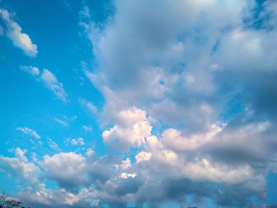 cielo, naturaleza, nube, nubes, fondo, cielo azul, nube - cielo, azul, paisaje de nubes, antecedentes, ambiente, viento, nadie, belleza en la naturaleza, atmósfera, paisajes - naturaleza, nublado, cielo dramático, aire, tranquilidad, día, luz del sol, al aire libre, efecto texturizado, brillante, resumen, meteorología, fondos abstractos, limpiar, 4K