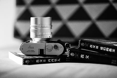 grau, DSLR-Kamera, Box, Kamera, Elektronik, Vintage Kamera, Schwarz und weiß, Bücher, Stapel, Einzelheiten, Kontrast, Kameraausrüstung, natürliches Licht, Linse, manuelles Objektiv, Filmkamera, vinatge, Alte Mode, Videokamera, Nahansicht, Technologie, Kommunikation, selektiver Fokus, Nummer, drinnen, Kunst, Kultur und Unterhaltung, Musik-, Text, Tontechnik, keine Leute, Fokus auf den Vordergrund, Stillleben, Ausrüstung, Verbindung, Verstärker, Steuerung, westliche Schrift, Musikinstrument, elektrische Ausrüstung, 8K, CC0, gemeinfrei, lizenzfrei