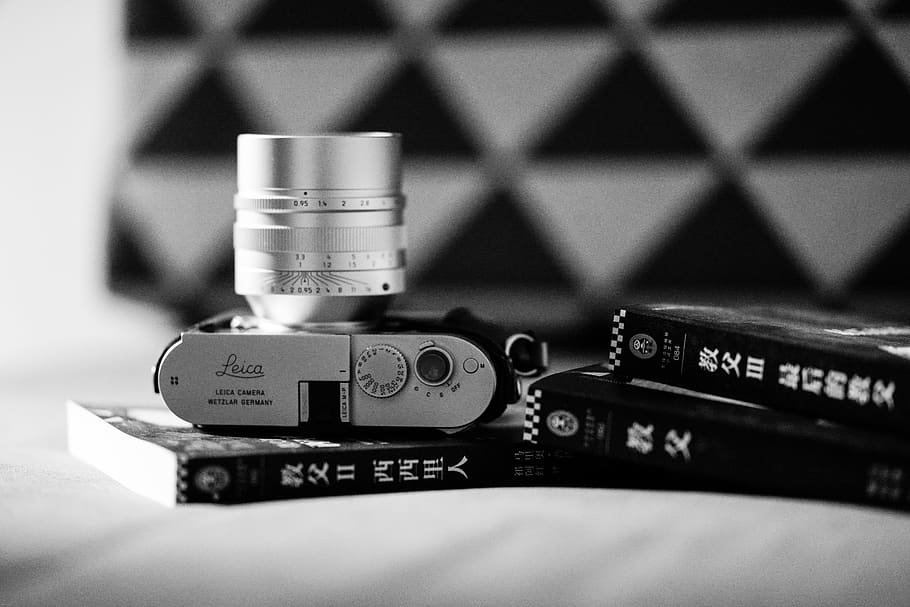 gris, càmera dslr, Caixa, càmera, electrònica, càmera vintage, blanc i negre, llibres, pila, detalls, contrast, equip de càmera, llum natural, lent, lent manual, càmera de cinema, vinatge, moda antiga, càmera de vídeo, primer pla, tecnologia, comunicació, enfocament selectiu, nombre, a l'interior, cultura i entreteniment artístic, música, text, equip d’àudio, cap gent, centrar-se en primer pla, natura morta, equipament, connexió, amplificador, control, guió occidental, instrument musical, equipament elèctric, 8K