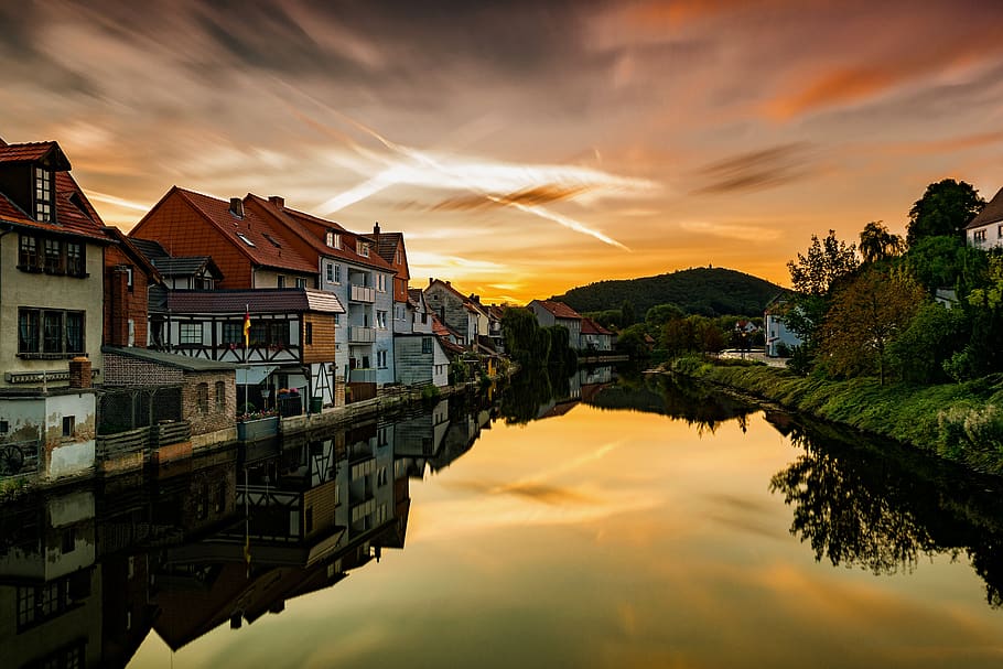 vesnice, tělo, voda, architektura, Jasný, mraky, svítání, eschwege, večer, zlato, zlatý, domy, krajina, morgenstimmung, Příroda, odraz, romantický, nebe, letní, slunce, západ slunce, město, stromy, mrak - nebe, stavba, budova, exteriér budovy, rezidenční čtvrti, krása v přírodě, oranžová barva, nábřeží, nikdo, hora, Dům, scenics - příroda, venku, kanál, 5K