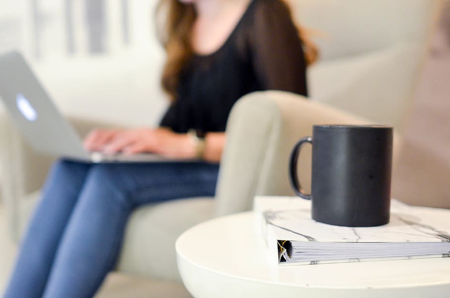 Erwachsene, Frau, Computer, kabellose Technologie, Laptop, Technologie, Kommunikation, Verbindung, drinnen, Geschäft, Sitzung, mit laptop, eine Person, Möbel, Mittelteil, Fokus auf den Vordergrund, Büro, Besetzung, Tippen, 4K