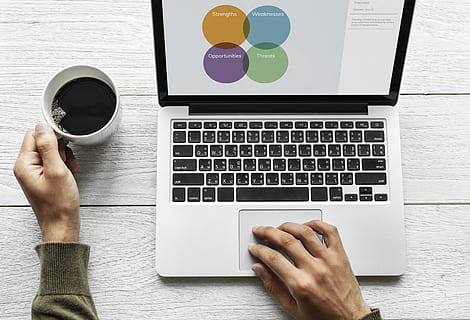 une analyse, affaires, ordinateur, lien, espace de copie, dispositif, numérique, maison, boisson chaude, important, l'Internet, clavier, portable, mode de vie, la gestion, commercialisation, réseau, carnet, objets, Bureau, écran, des médias sociaux, réseau social, La technologie, sans fil, patte en bois, Technologie sans fil, la communication, main humaine, main, table, équipement informatique, une personne, clavier d'ordinateur, utilisant un ordinateur portable, partie du corps humain, boisson, café - boisson, adulte, tasse à café, partie du corps, dactylographie, doigt, 4K, CC0, domaine public, libre de droits
