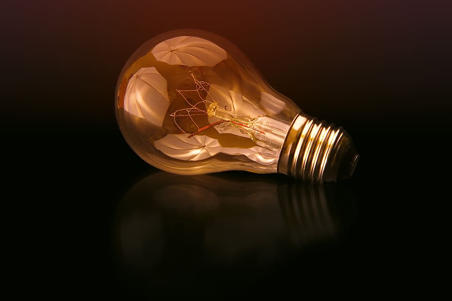 llum, bombeta, idea, pera, corrent, brillant, duplicació, fosc, filament, equips d’il·luminació, a l'interior, vidre - material, electricitat, il·luminat, fons negre, tir de l'estudi, primer pla, còpia espai, sol objecte, reflexió, llum elèctrica, cap gent, transparent, tallar, llum - fenomen natural, vidre, 5K