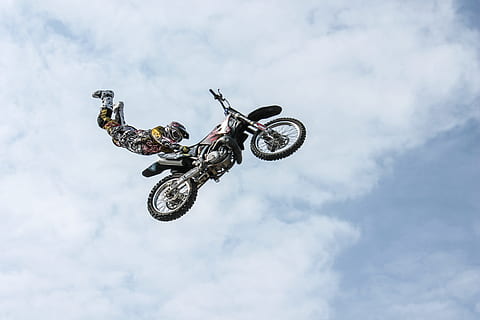 Motorrad, Fahrrad, Motor, Wolken, Himmel, fliegen, Ausstellung, Helm, Ausrüstung, Kunststück, in der Luft, Sport, Fertigkeit, Extremsportarten, Transport, Moto-Cross, Warnschild, Transportmittel, Springen, Zeichen, Risiko, wolke - himmel, Bewegung, Motorsport, Kommunikation, Natur, Biker, draußen, Sturzhelm, Reiten, Stuntman, 4K, CC0, gemeinfrei, lizenzfrei