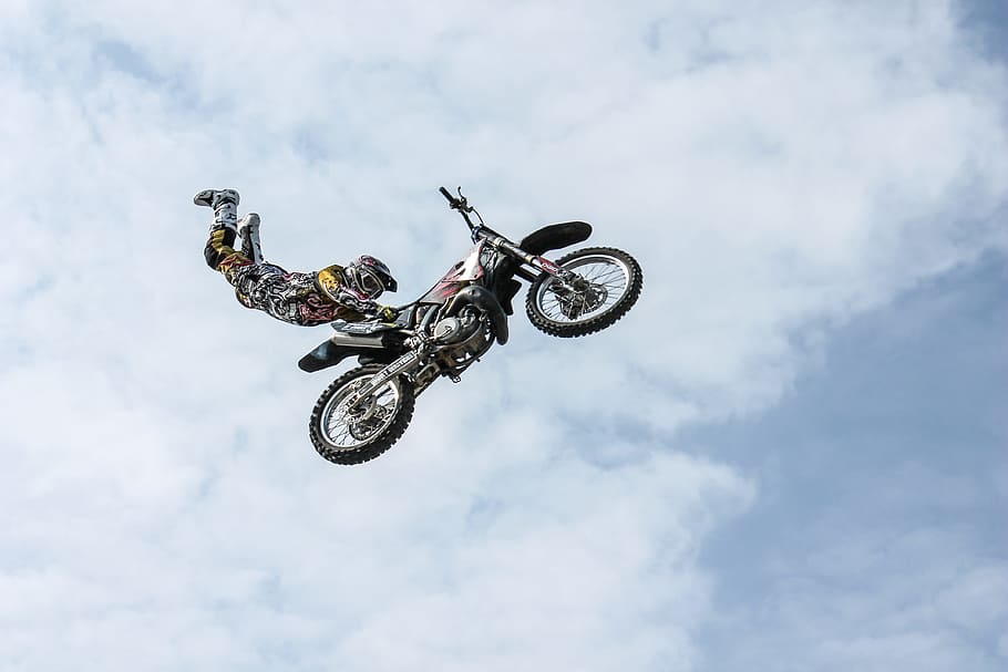 moto, bicicleta, motor, núvols, cel, volar, exposició, casc, equipament, transport, a l'aire, truc, Esports extrems, habilitat, esport, manera de transport, senyal d'advertència, risc, saltar, motocròs, signe, moviment, motorista, núvol - cel, esport de motor, comunicació, casc protector, a l'aire lliure, acrobàcia, muntar a cavall, 4K