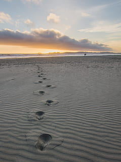 fodtryk, grå, sand, strand, skyer, skumring, aften, fodspor, gylden time, horisont, landskab, natur, ocean, udendørs, mennesker, hav, marinemaleri, kysten, kyst, silhuetter, himmel, solnedgang, gå, vand, bølger, scenics - natur, skønhed i naturen, jord, ro, rolig scene, sky - himmel, idyllisk, ikke-urbane scene, ingen mennesker, fjern, horisont over vand, tørt klima, 2K, CC0, offentligt domæne, royaltyfrie