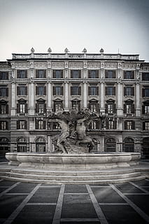 edifici de formigó gris, edifici, Itàlia, art, escultura, passeig marítim, pont, arquitectura, piazza vittorio veneto, trieste, quadrat, ciutat, centre de la ciutat, plaça, urbà, plaça de la ciutat, asfalt, vista del carrer, desitjar, estructura construïda, art i artesania, exterior de l'edifici, representació, estàtua, representació humana, destinacions de viatge, cel, cap gent, història, cel clar, el passat, dia, creativitat, semblança masculina, a l'aire lliure, columna arquitectònica, 5K, CC0, domini públic, lliure de regalies